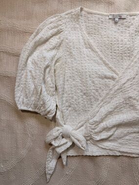 Francesca's Collections Medium Off White Textured Wrap Blouse with Puff Sleeves